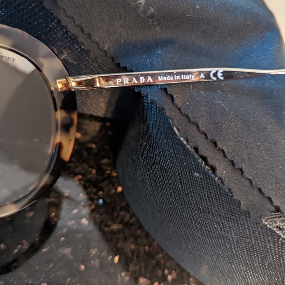 Prada Sunnies ☀️ SPR 16Q. EUC. - Picture 3 of 9